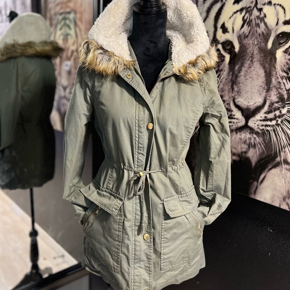 EUC-VERY NICE CHARLOTTE RUSSE OLIVE GREEN THICK ZIP UP COAT WITH FUR HOODIE.SZ S - Picture 1 of 10